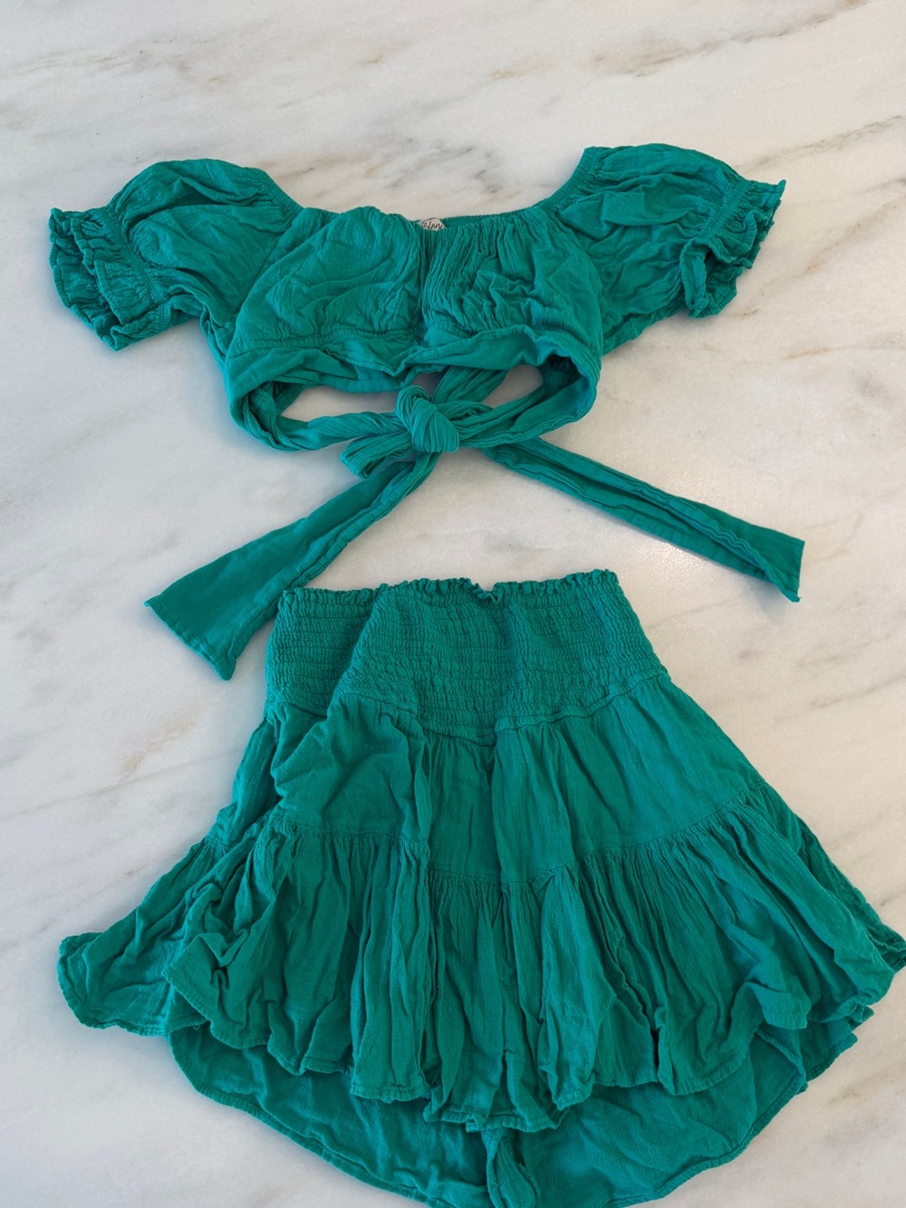 Black by nature crop tie back top and ruffle layer skirt small green